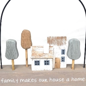 Family Makes Our House A Home 21cm